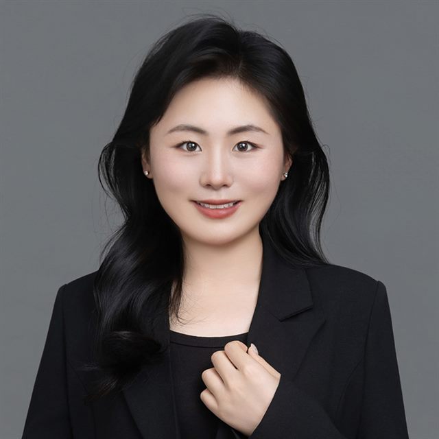 Rosa Xue, Operations Manager at HLW SIGN